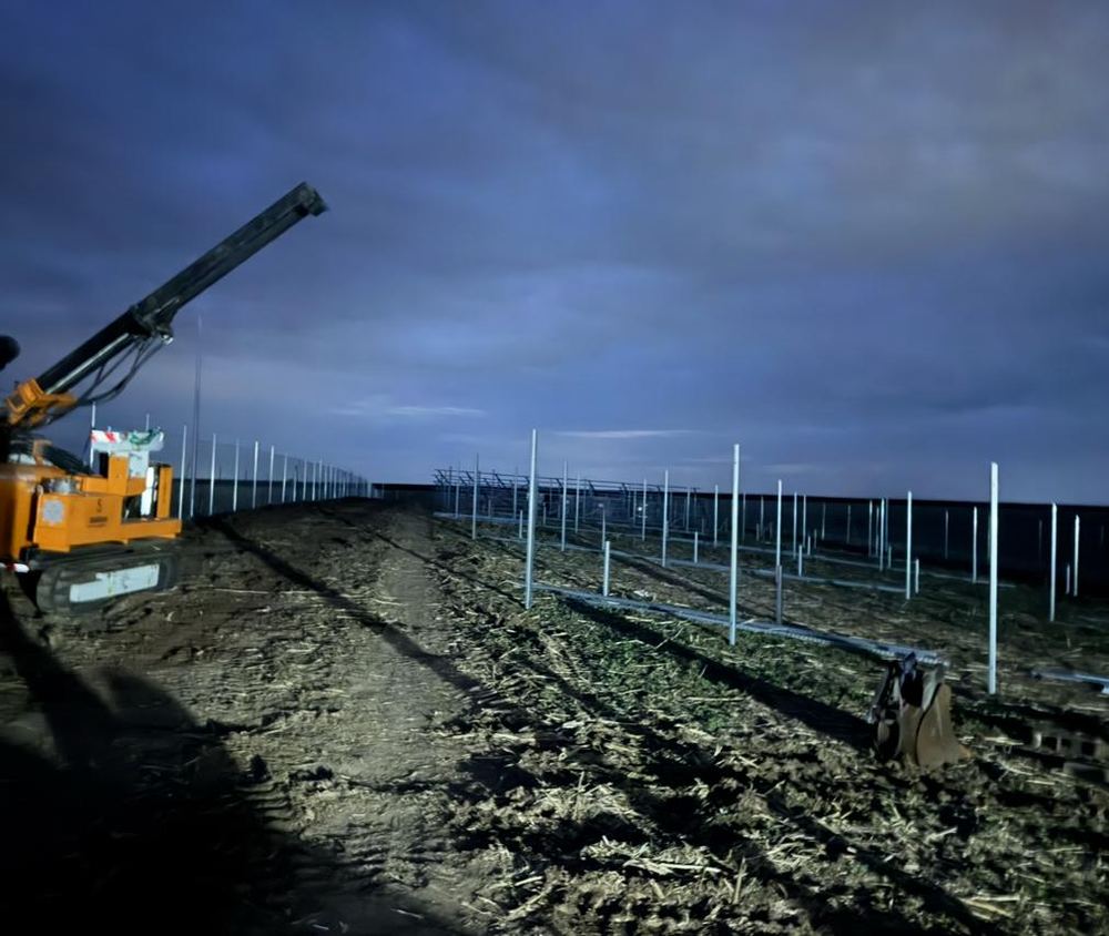 Parc solar Solar Mount iluminat noaptea