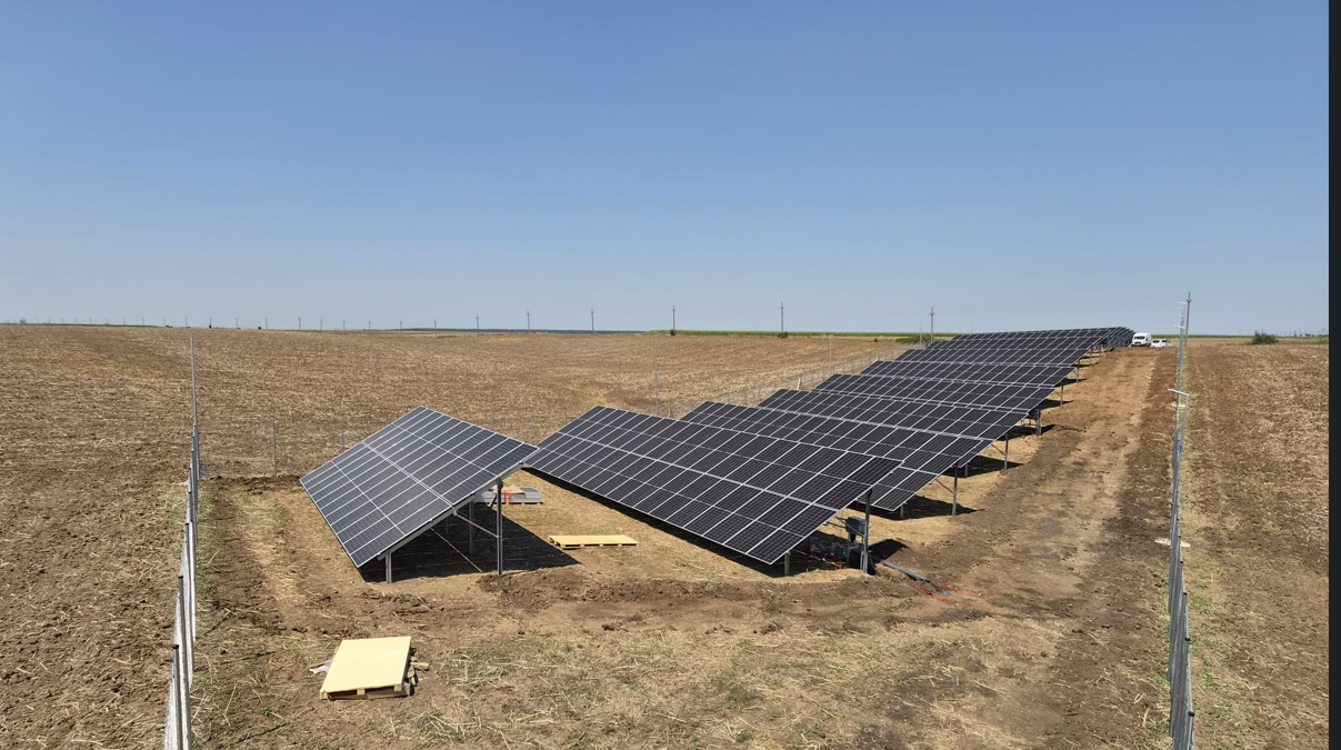 Panouri fotovoltaice montate pe structuri metalice într-un parc solar